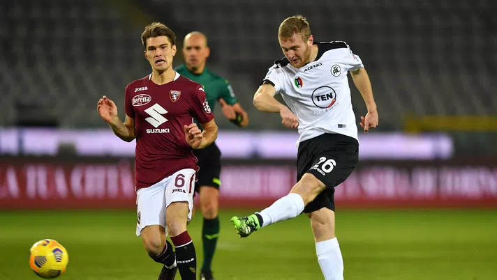 TURIN, ITALY - JANUARY 16: Tommaso Pobega of Spezia takes a shot under pressure from Jacopo Segre of Torino during the Serie A match between Torino FC and Spezia Calcio at Stadio Olimpico di Torino on January 16, 2021 in Turin, Italy. Sporting stadiums around Italy remain under strict restrictions due to the Coronavirus Pandemic as Government social distancing laws prohibit fans inside venues resulting in games being played behind closed doors. (Photo by Valerio Pennicino/Getty Images)