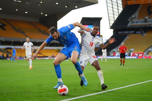 WOLVERHAMPTON, ENGLAND - JUNE 11: Federico Gatti of Italy battles for possession with Raheem Sterling of England during the UEFA Nations League - League A Group 3 match between England and Italy at Molineux on June 11, 2022 in Wolverhampton, England. This game will be played behind closed doors following on from the Euro 2020 final. (Photo by Shaun Botterill/Getty Images) Gatti, che esordio: “Emozionato ma poi in campo non guardo in faccia nessuno” - immagine 1