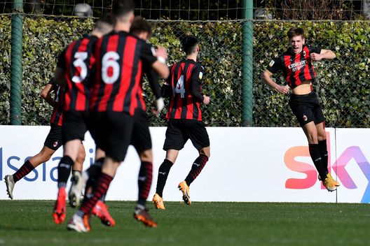 ROME, ITALY - JANUARY 23: Giacomo Olzar of AC Milan celebrate a opening goal a penalty with his team mates during the Primavera 1 TIM match between SS Lazio U19 and AC Milan U19 at on January 23, 2021 in Rome, Italy. (Photo by Marco Rosi - SS Lazio/Getty Images) ROME, ITALY - JANUARY 23: Giacomo Olzar of AC Milan celebrate a opening goal a penalty with his team mates during the Primavera 1 TIM match between SS Lazio U19 and AC Milan U19 at on January 23, 2021 in Rome, Italy. (Photo by Marco Rosi - SS Lazio/Getty Images)