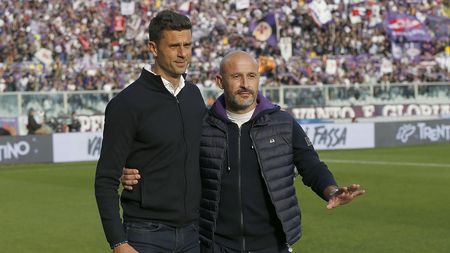 FLORENCE, ITALY - OCTOBER 31: Thiago Motta manager of Spezia Calcio and Vincenzo Italiano manager of ACF Fiorentina (L) during the Serie A match between ACF Fiorentina and Spezia Calcio at Stadio Artemio Franchi on October 31, 2021 in Florence, Italy. (Photo by Gabriele Maltinti/Getty Images) FLORENCE, ITALY - OCTOBER 31: Thiago Motta manager of Spezia Calcio and Vincenzo Italiano manager of ACF Fiorentina (L) during the Serie A match between ACF Fiorentina and Spezia Calcio at Stadio Artemio Franchi on October 31, 2021 in Florence, Italy. (Photo by Gabriele Maltinti/Getty Images)