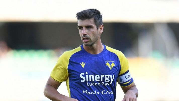 VERONA, ITALY - OCTOBER 24: Miguel Veloso of Hellas Verona looks on during the Serie A match between Hellas and SS Lazio at Stadio Marcantonio Bentegodi on October 24, 2021 in Verona, Italy. (Photo by Alessandro Sabattini/Getty Images) Verona, L’Arena: “Novità per Lazovic e Depaoli, Veloso in dubbio e cosa filtra su Lasagna” - immagine 1