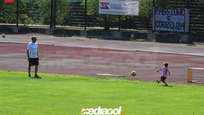 Palermo, sorpresa per nonno Castagnini: in campo con il nipotino in maglia rosanero Palermo, sorpresa per nonno Castagnini: in campo con il nipotino in maglia rosanero