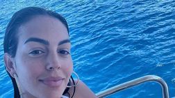 Georgina Rodriguez sfoggia un bikini super sexy sullo yacht di Ronaldo: tuffi e relax