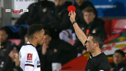 FA Cup, Wrexham-Sheffield United: arbitro estrae un cartellino rosso…a forma di cerchio!