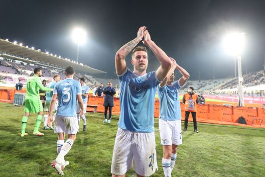 FLORENCE, ITALY - FEBRUARY 06: Sergej Milinkovic-Savic of SS Lazio greets fans after the Serie A match between ACF Fiorentina and SS Lazio at Stadio Artemio Franchi on February 6, 2022 in Florence, Italy. (Photo by Gabriele Maltinti/Getty Images) FLORENCE, ITALY - FEBRUARY 06: Sergej Milinkovic-Savic of SS Lazio greets fans after the Serie A match between ACF Fiorentina and SS Lazio at Stadio Artemio Franchi on February 6, 2022 in Florence, Italy. (Photo by Gabriele Maltinti/Getty Images)