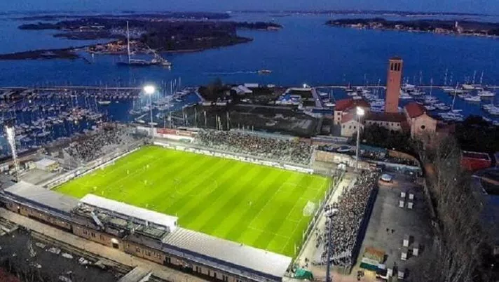 Venezia, stadio Penzo all&#8217;inglese: via le barriere e spazio libero davanti alle curve