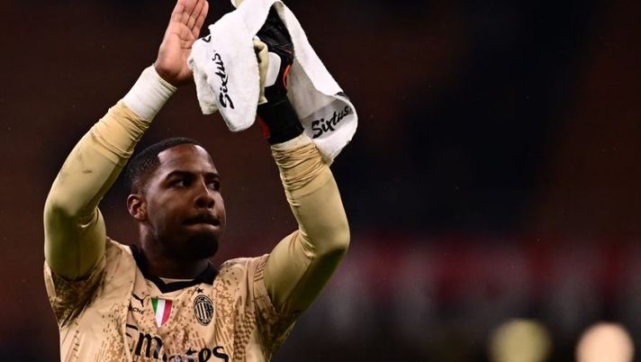 AC Milan's French goalkeeper Mike Maignan acknowledges the public at the end of the Italian Serie A football match between AC Milan and Atalanta on February 26, 2023 at the San Siro stadium in Milan. (Photo by Marco BERTORELLO / AFP) (Photo by MARCO BERTORELLO/AFP via Getty Images) Il Milan ritrova Maignan, Pioli: “Vi spiego perché per noi è così importante” - immagine 1