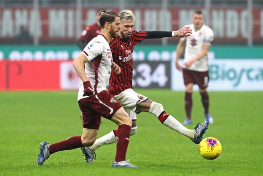  MILAN, ITALY - FEBRUARY 17: Cristian Ansaldi of Torino FC competes for the ball with Samuel Castillejo of AC Milan during the Serie A match between AC Milan and Torino FC at Stadio Giuseppe Meazza on February 17, 2020 in Milan, Italy. (Photo by Marco Luzzani/Getty Images) 
