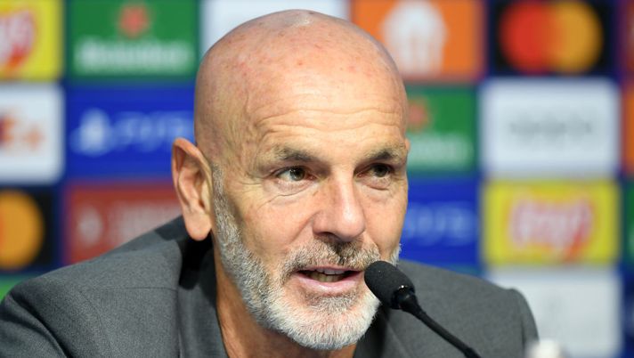 ZAGREB, CROATIA - OCTOBER 25: Stefano Pioli, Head Coach of AC Milan, speaks to the media after the final whistle of the UEFA Champions League group E match between Dinamo Zagreb and AC Milan at Stadion Maksimir on October 25, 2022 in Zagreb, Croatia. (Photo by Jurij Kodrun/Getty Images) Milan, Sky: “Pioli domani attende due recuperi dall’infermeria in vista del Tottenham” - immagine 1