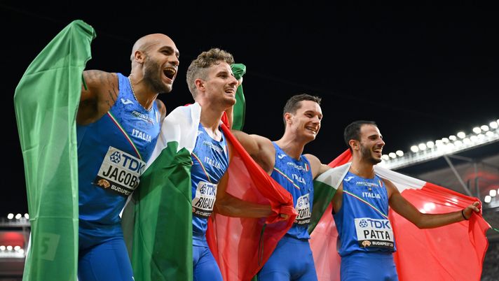 BUDAPEST, HUNGARY - AUGUST 26: Silver medalists Lamont Marcell Jacobs, Roberto Rigali, Filippo Tortu, and Lorenzo Patta of Team Italy celebrate after the Men's 4x100m Relay Final during day eight of the World Athletics Championships Budapest 2023 at National Athletics Centre on August 26, 2023 in Budapest, Hungary. (Photo by Shaun Botterill/Getty Images) Europei di Atletica Roma 2024, Patta: “Vorrei i giocatori all’Olimpico a guardarci” - immagine 1