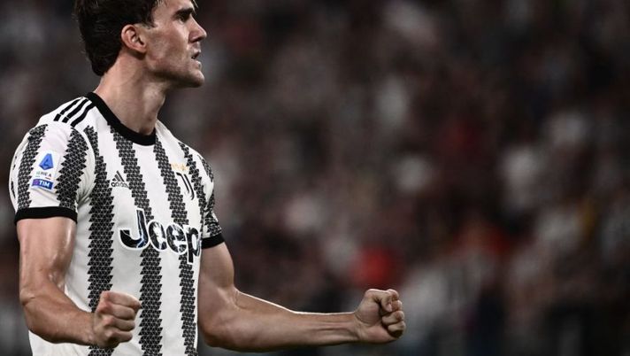 Juventus' Serbian forward Dusan Vlahovic celebrates after scoring a penalty during the Italian Serie A football match between Juventus and Sassuolo on August 15, 2022 at the Juventus stadium in Turin. (Photo by Marco BERTORELLO / AFP) (Photo by MARCO BERTORELLO/AFP via Getty Images) Juve, il rigorista è Vlahovic: Dusan segna e non sbaglia contro il Sassuolo - immagine 1
