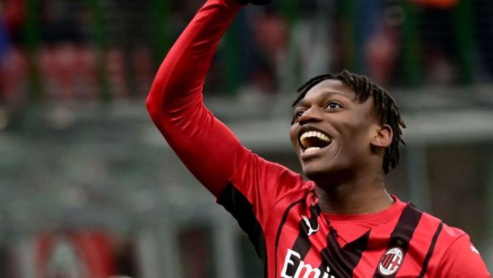 AC Milan's Portuguese forward Rafael Leao celebrates scoring his team's third goal during the Italian Serie A football match AC Milan and AS Roma at the San Siro stadium in Milan on January 6, 2022. (Photo by Miguel MEDINA / AFP) (Photo by MIGUEL MEDINA/AFP via Getty Images) Milan, cosa sta succedendo per i contratti di Leao e Bennacer: la clausola… - immagine 1
