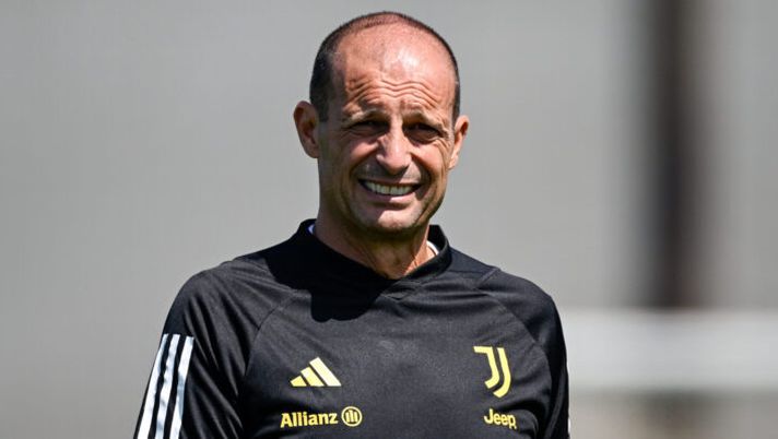 LOS ANGELES, CALIFORNIA - JULY 24: Head coach Massimiliano Allegri of Juventus looks on during a training session on July 24, 2023 in Los Angeles, California. (Photo by Daniele Badolato - Juventus FC/Juventus FC via Getty Images) Allegri: “Lukaku-Vlahovic? Per offerte irrinunciabili mi adeguo! Pogba alla 1a e Morata…” - immagine 1