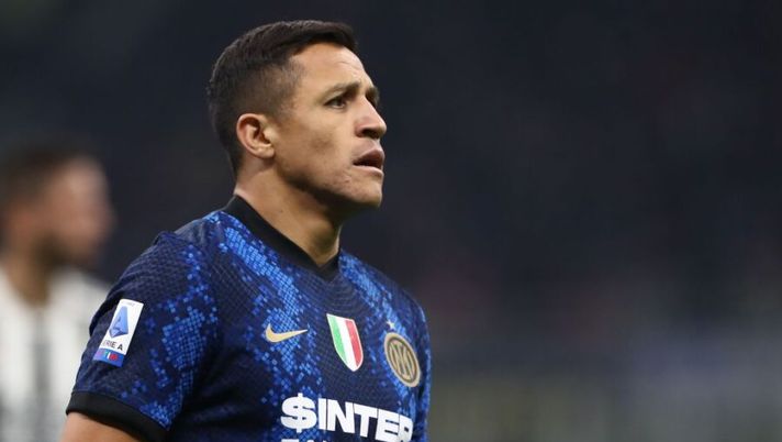 MILAN, ITALY - OCTOBER 24: Alexis Sanchez of FC Internazionale looks on during the Serie A match between FC Internazionale and Juventus at Stadio Giuseppe Meazza on October 24, 2021 in Milan, Italy. (Photo by Marco Luzzani/Getty Images) Inter, la Gazzetta: “Sanchez va via a gennaio. Ennesimo stop e il club non è felice” - immagine 1