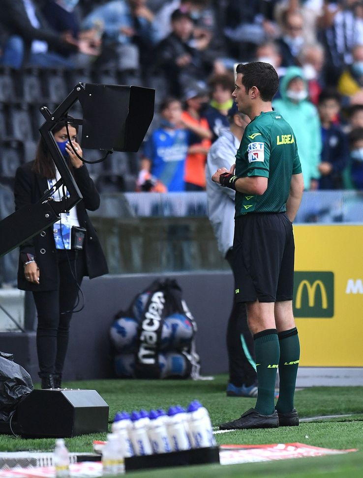 UDINE, ITALY - SEPTEMBER 26:Referee Davide Gheresini check te VAR during the Serie A match between Udinese Calcio and ACF Fiorentina at Dacia Arena on September 26, 2021 in Udine, Italy. (Photo by Alessandro Sabattini/Getty Images) UDINE, ITALY - SEPTEMBER 26:Referee Davide Gheresini check te VAR during the Serie A match between Udinese Calcio and ACF Fiorentina at Dacia Arena on September 26, 2021 in Udine, Italy. (Photo by Alessandro Sabattini/Getty Images)