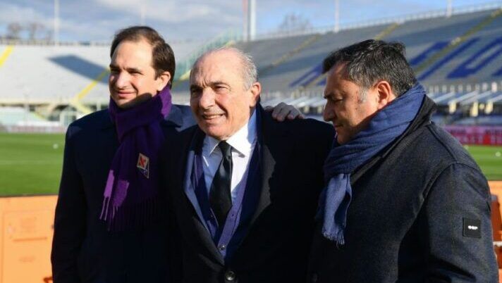 Fiorentina's owner, Italian American billionaire businessman Rocco Commisso (C), his son US businessman Joseph Commisso (L) and Fiorentina's Vice President Joe Barone attend the Italian Cup (Coppa Italia) round of sixteen football match Fiorentina vs Inter Milan on January 13, 2021 at the Artemio-Franchi stadium in Florence. (Photo by Vincenzo PINTO / AFP) (Photo by VINCENZO PINTO/AFP via Getty Images) Figlio Commisso: “Barone, la famiglia Fiorentina è lì per sostenerlo: è un uomo forte” - immagine 1