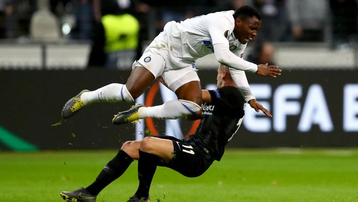 FRANKFURT AM MAIN, GERMANY - MARCH 07: Mijat Gacinovic of Eintracht Frankfurt battles for possession with by Kwadwo Asamoah of FC Internazionale during the UEFA Europa League Round of 16 First Leg match between Eintracht Frankfurt and FC Internazionale at Commerzbank-Arena on March 07, 2019 in Frankfurt am Main, Germany. (Photo by Maja Hitij/Getty Images) FRANKFURT AM MAIN, GERMANY - MARCH 07: Mijat Gacinovic of Eintracht Frankfurt battles for possession with by Kwadwo Asamoah of FC Internazionale during the UEFA Europa League Round of 16 First Leg match between Eintracht Frankfurt and FC Internazionale at Commerzbank-Arena on March 07, 2019 in Frankfurt am Main, Germany. (Photo by Maja Hitij/Getty Images)