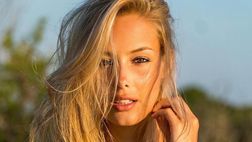 Viky Varga è una leonessa in bikini: la luce del sole esalta i suoi lineamenti
