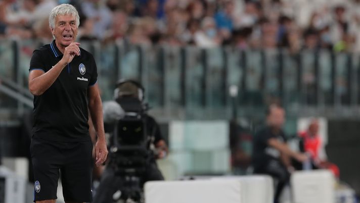 TURIN, ITALY - AUGUST 14: Atalanta BC coach Gian Piero Gasperini issues instructions to his players during the pre-season friendly match between Juventus and Atalanta BC at Allianz Stadium on August 14, 2021 in Turin, Italy. (Photo by Emilio Andreoli/Getty Images) 
