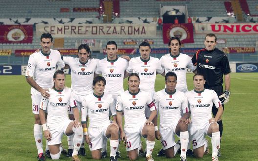 ROME, ITALY - NOVEMBER 03: Fussball: Champions League 04/05, Rom; AS Rom - Bayer 04 Leverkusen 1:1; Team AS Rom; oben v.l. Traianos DELLAS, Gaetano D?AGOSTINO, Raffaelle DE MARTINO, Luigi SARTOR, Alberto AQUILANI, Torwart Carlo ZOTTI; unten v.l. Philippe MEXES, Vincenzo MONTELLA, Francesco TOTTI, MANCINI, CUFRE 03.11.04. (Photo by Vladimir Rys/Bongarts/Getty Images) ROME, ITALY - NOVEMBER 03: Fussball: Champions League 04/05, Rom; AS Rom - Bayer 04 Leverkusen 1:1; Team AS Rom; oben v.l. Traianos DELLAS, Gaetano D?AGOSTINO, Raffaelle DE MARTINO, Luigi SARTOR, Alberto AQUILANI, Torwart Carlo ZOTTI; unten v.l. Philippe MEXES, Vincenzo MONTELLA, Francesco TOTTI, MANCINI, CUFRE 03.11.04. (Photo by Vladimir Rys/Bongarts/Getty Images)