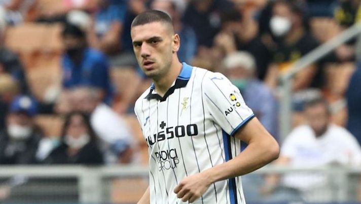MILAN, ITALY - SEPTEMBER 25: Marih Demiral of Atalanta BC in action during the Serie A match between FC Internazionale and Atalanta BC at Stadio Giuseppe Meazza on September 25, 2021 in Milan, Italy. (Photo by Marco Luzzani/Getty Images) Gazzetta: “L’Atalanta non ha deciso se riscattare Demiral, il motivo per cui può saltare” - immagine 1