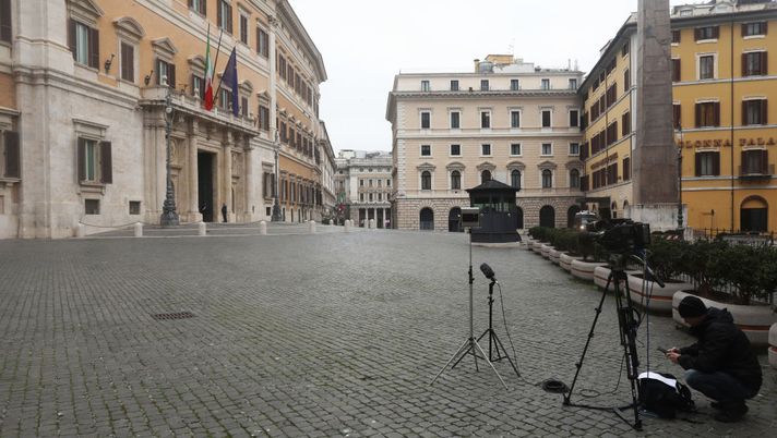 ROME, ITALY - MARCH 13: A journalist is seen in a completely empty Montecitorio square, home to the Italian Parliament on March 13, 2020 in Rome, Italy. Rome's streets were eerily quiet on the second day of a nationwide shuttering of schools, shops and other public places. Italy has more than 15,000 confirmed cases of COVID-19 and over a thousand related deaths. (Photo by Marco Di Lauro/Getty Images) Dal campo… alla poltrona: calciatori e politica, quanti ci hanno provato…- immagine 2