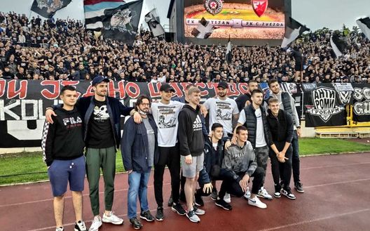 I campioni del basket del Partizan sotto la curva dei "Grobari" bianconeri I campioni del basket del Partizan sotto la curva dei "Grobari" bianconeri