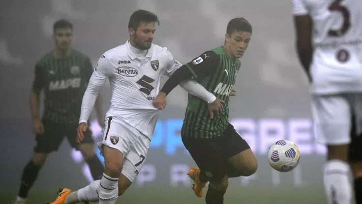 REGGIO NELL'EMILIA, ITALY - OCTOBER 23: Karol Linetty of Torino FC competes for the ball with Giacomo Raspadori of US Sassuolo during the Serie A match between US Sassuolo and Torino FC at Mapei Stadium - Città del Tricolore on October 23, 2020 in Reggio nell'Emilia, Italy. (Photo by Alessandro Sabattini/Getty Images)