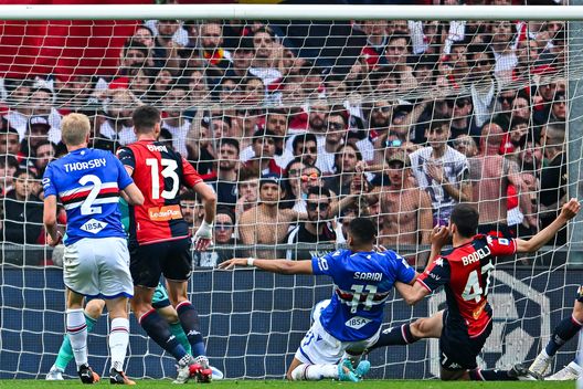 GENOA, ITALY - APRIL 30: Abdelhamid Sabiri of Sampdoria (2nd from R) scores a goal during the Serie A match between UC Sampdoria and Genoa CFC at Stadio Luigi Ferraris on April 30, 2022 in Genoa, Italy. (Photo by Getty Images) Consigli Fantacalcio, 5 centrocampisti per la prima giornata: possibili bonus da Calhanoglu e Bonaventura!- immagine 6