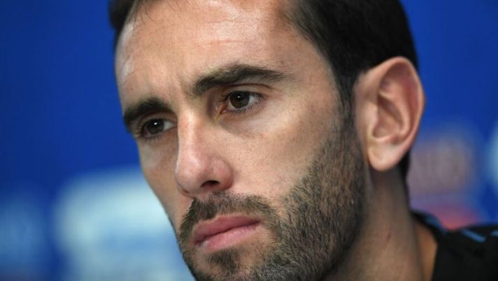 Uruguay's defender Diego Godin attends a press conference at Ekaterinburg Stadium in Ekaterinburg on June 14, 2018, a day ahead the team's Russia 2018 World Cup Group A opening football match against Egypt. (Photo by JORGE GUERRERO / AFP) (Photo credit should read JORGE GUERRERO/AFP/Getty Images) Inter, Sky: “Godin recuperato, da due giorni lavora in gruppo in vista del Cagliari” - immagine 1