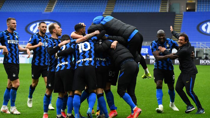 MILAN, ITALY - APRIL 11: Matteo Darmian of FC Internazionale celebrates with team-mates and head coach Antonio Conte after scoring the opening goal during the Serie A match between FC Internazionale and Cagliari Calcio at Stadio Giuseppe Meazza on April 11, 2021 in Milan, Italy. Sporting stadiums around Italy remain under strict restrictions due to the Coronavirus Pandemic as Government social distancing laws prohibit fans inside venues resulting in games being played behind closed doors. (Photo by Claudio Villa - Inter/Inter via Getty Images) MILAN, ITALY - APRIL 11: Matteo Darmian of FC Internazionale celebrates with team-mates and head coach Antonio Conte after scoring the opening goal during the Serie A match between FC Internazionale and Cagliari Calcio at Stadio Giuseppe Meazza on April 11, 2021 in Milan, Italy. Sporting stadiums around Italy remain under strict restrictions due to the Coronavirus Pandemic as Government social distancing laws prohibit fans inside venues resulting in games being played behind closed doors. (Photo by Claudio Villa - Inter/Inter via Getty Images)