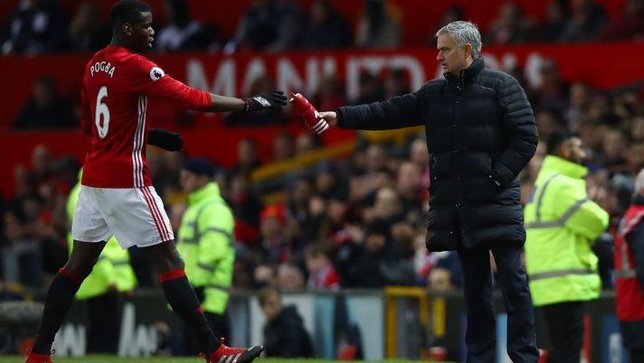 Getty ImagesMANCHESTER, ENGLAND - DECEMBER 11: Jose Mourinho, Manager of Manchester United passes a bottle to Paul Pogba during the Premier League match between Manchester United and Tottenham Hotspur at Old Trafford on December 11, 2016 in Manchester, England. (Photo by Clive Brunskill/Getty Images) Dybala, Mourinho e Pogba: la gestione della Joya ricorda quella del Polpo nel 2017 - immagine 1