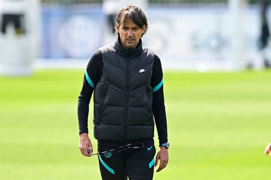 COMO, ITALY - APRIL 29: Head Coach Simone Inzaghi of FC Internazionale looks on during the FC Internazionale training session at the club's training ground Suning Training Center at Appiano Gentile on April 29, 2022 in Como, Italy. (Photo by Mattia Ozbot - Inter/Inter via Getty Images) Vocalelli: “Inzaghi si è preparato bene ai 17 giorni più intensi della carriera”- immagine 2