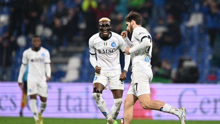 REGGIO NELL'EMILIA, ITALY - FEBRUARY 28: Khvicha Kvaratskhelia of SSC Napoli celebrates scoring his team's fifth goal alongside teammate Victor Osimhen during the Serie A TIM match between US Sassuolo and SSC Napoli at Mapei Stadium - Citta' del Tricolore on February 28, 2024 in Reggio nell'Emilia, Italy. (Photo by Alessandro Sabattini/Getty Images) De Core: “Osimhen deve ritrovare due qualità. Kvara rinato con Calzona, ma…” - immagine 1
