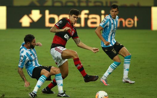 RIO DE JANEIRO, BRAZIL - DECEMBER 01: Pedro of Flamengo fights for the ball with Eugenio Mena of Racing Club during a round of sixteen second leg match between Flamengo and Racing Club as part of Copa Conmebol Libertadores 2020 at Maracana Stadium on December 01, 2020 in Rio de Janeiro, Brazil. (Photo by Bruna Prado/Getty Images) RIO DE JANEIRO, BRAZIL - DECEMBER 01: Pedro of Flamengo fights for the ball with Eugenio Mena of Racing Club during a round of sixteen second leg match between Flamengo and Racing Club as part of Copa Conmebol Libertadores 2020 at Maracana Stadium on December 01, 2020 in Rio de Janeiro, Brazil. (Photo by Bruna Prado/Getty Images)