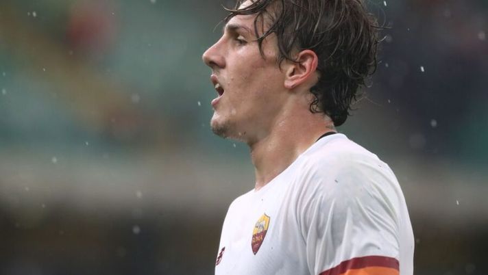 VERONA, ITALY - SEPTEMBER 19: Nicolo Zaniolo of AS Roma looks on during the Serie A match between Hellas and AS Roma at Stadio Marcantonio Bentegodi on September 19, 2021 in Verona, Italy. (Photo by Marco Luzzani/Getty Images) Gazzetta: “Zaniolo, cosa filtra per la squalifica dopo il gesto ai tifosi della Lazio” - immagine 1