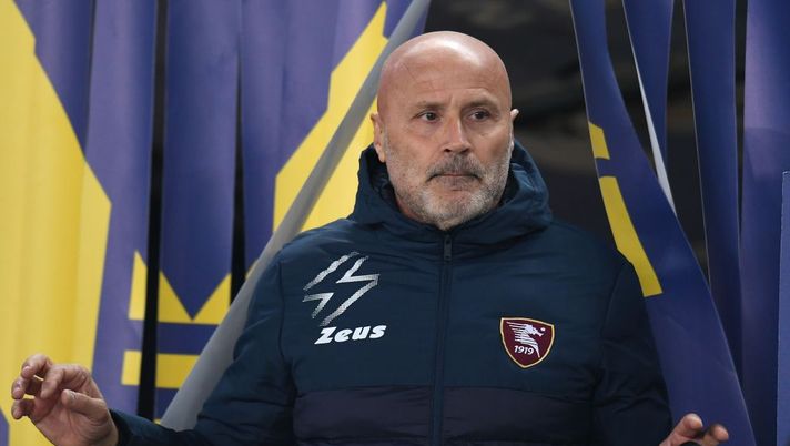 VERONA, ITALY - JANUARY 09: Stefano Colantuono head coach of US Salernitana looks on during the Serie A match between Hellas Verona FC v US Salernitana at Stadio Marcantonio Bentegodi on January 09, 2022 in Verona, Italy. (Photo by Alessandro Sabattini/Getty Images) Colantuono: “Ribery out, Simy rischia! Giocheremo ma oggi non abbiamo fatto allenamento” - immagine 1