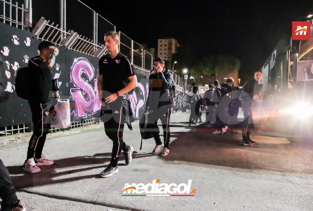 FOTO Palermo, i rosanero ritornano a Palermo dopo il ritiro a Manchester (Gallery) - immagine 10