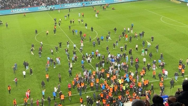 Rissa con il Fenerbahce, 6 partite a porte chiuse per il Trabzonspor: il club “Dimettetevi tutti!” - immagine 1