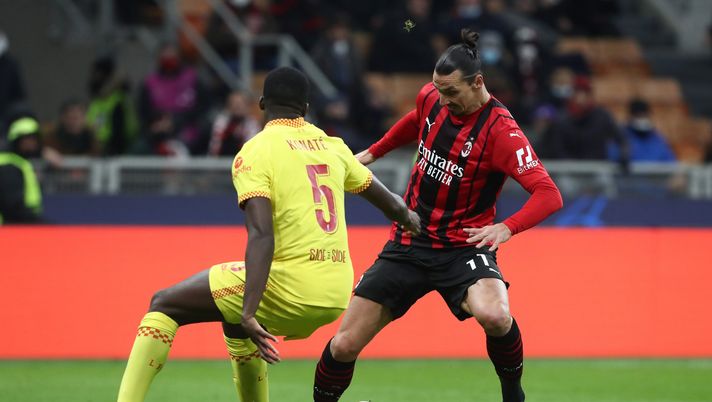MILAN, ITALY - DECEMBER 07: Zlatan Ibrahimovic of AC Milan battles for possession with Ibrahima Konate of Liverpool during the UEFA Champions League group B match between AC Milan and Liverpool FC at Giuseppe Meazza Stadium on December 07, 2021 in Milan, Italy. (Photo by Marco Luzzani/Getty Images) ORDINE DEL…GIORNO – In quel girone chi in Italia meglio di Pioli? - immagine 1