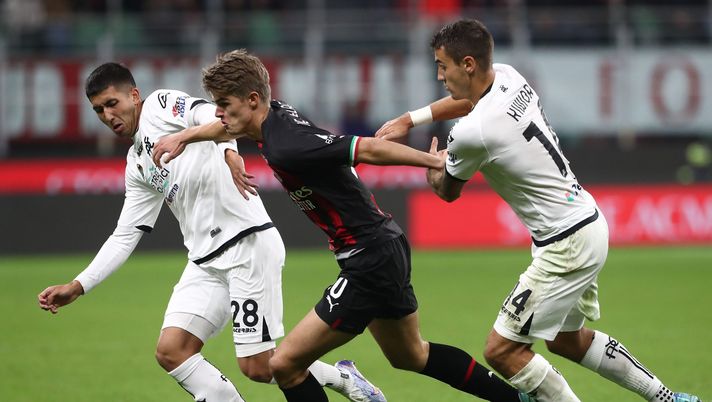 MILAN, ITALY - NOVEMBER 05: Charles De Ketelaere (C) of AC Milan competes for the ball with Mikael Egill Ellertsson (L) and Jakub Kiwior (R) of Spezia Calcio during the Serie A match between AC Milan and Spezia Calcio at Stadio Giuseppe Meazza on November 05, 2022 in Milan, Italy. (Photo by Marco Luzzani/Getty Images) CDK: “Vorrei dimostrare che ho fame. Se dovessi credere ai media…” - immagine 1