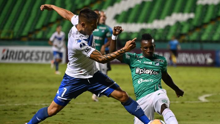 CALI, COLOMBIA - DECEMBER 01: Ricardo Centurion of Velez fights for the ball with Kevin Velasco of Deportivo Cali during a round of sixteen second leg match between Deportivo Cali and Velez as part of Copa CONMEBOL Sudamericana 2020 at Deportivo Cali Stadium on December 01, 2020 in Cali, Colombia. (Photo by Luis Robayo - Pool/Getty Images) CALI, COLOMBIA - DECEMBER 01: Ricardo Centurion of Velez fights for the ball with Kevin Velasco of Deportivo Cali during a round of sixteen second leg match between Deportivo Cali and Velez as part of Copa CONMEBOL Sudamericana 2020 at Deportivo Cali Stadium on December 01, 2020 in Cali, Colombia. (Photo by Luis Robayo - Pool/Getty Images)