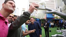 Il derby del selfie: il giovane tifoso è rossonero e Zanetti cambia espressione…