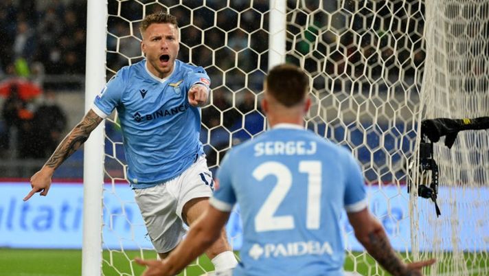 ROME, ITALY - APRIL 24: Ciro Immobile of SS Lazio celebrates a opening goal with his team mates during the Serie A match between SS Lazio and AC Milan at Stadio Olimpico on April 24, 2022 in Rome, Italy. (Photo by Marco Rosi - SS Lazio/Getty Images) Voti fantacalcio: bocciato Tomori, che Immobile! Milinkovic come Theo, Leao da 7 - immagine 1