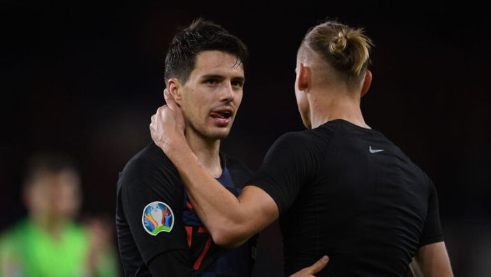 CARDIFF, WALES - OCTOBER 13: Josip Brekalo and Domagoj Vida of Croatia embrace after the UEFA Euro 2020 qualifier between Wales and Croatia at Cardiff City Stadium on October 13, 2019 in Cardiff, Wales. (Photo by Harry Trump/Getty Images) Toro, la Gazzetta: “Brekalo 7,5 da extraterrestre! Ci sono altri due 7 in pagella meritati” - immagine 1