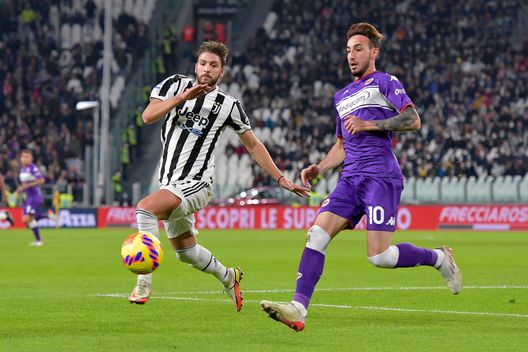 TURIN, ITALY - NOVEMBER 06: Manuel Locatelli of Juventus competes for the ball with Gaetano Castrovilli ACF Fiorentina during the Serie A match between Juventus FC and ACF Fiorentina at Allianz Stadium on November 06, 2021 in Turin, Italy. (Photo by Daniele Badolato - Juventus FC/Juventus FC via Getty Images) Cassano: “Juve-Fiorentina, a momenti dormivo. Bianconeri senza capo né coda”- immagine 2