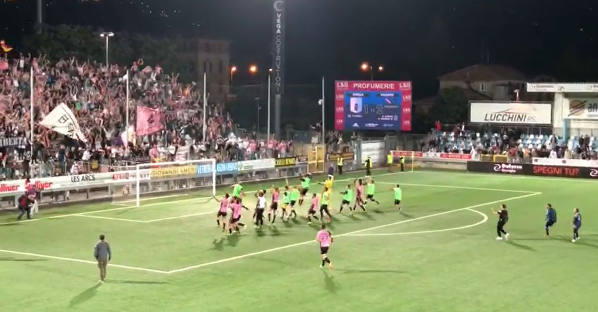 VIDEO Virtus Entella Palermo, i rosanero vanno ad esultare sotto il settore ospiti