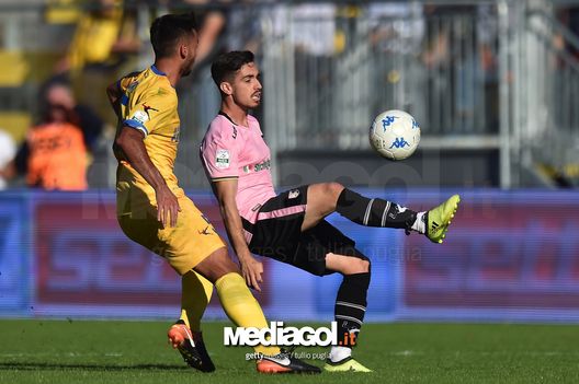 FROSINONE, ITALY - OCTOBER 14: Igor Coronado (R) of Palermo controls the ball as Mirko Gori of Frosinone tackles during the Serie B match between Frosinone Calcio and US Citta di Palermo on October 14, 2017 in Frosinone, Italy. (Photo by Tullio M. Puglia/Getty Images) Palermo