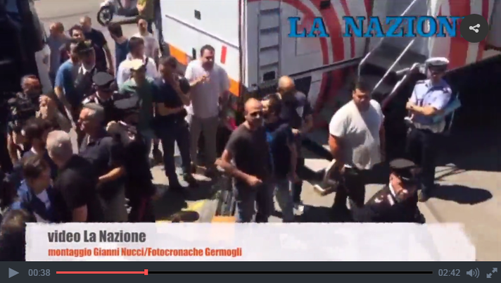 VIDEO Empoli: la squadra torna in città, ecco la contestazione. Interviene la polizia VIDEO Empoli: la squadra torna in città, ecco la contestazione. Interviene la polizia