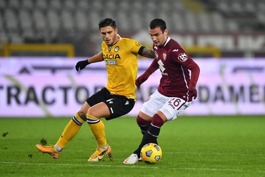  TURIN, ITALY - DECEMBER 12: Federico Bonazzoli of Torino F.C. is put under pressure by Kevin Bonifazi of Udinese Calcio during the Serie A match between Torino FC and Udinese Calcio at Stadio Olimpico di Torino on December 12, 2020 in Turin, Italy. Sporting stadiums around Italy remain under strict restrictions due to the Coronavirus Pandemic as Government social distancing laws prohibit fans inside venues resulting in games being played behind closed doors. (Photo by Valerio Pennicino/Getty Images) 